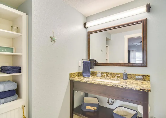 Waterfront W/ Water Park, Walk To The Beach! Holiday home